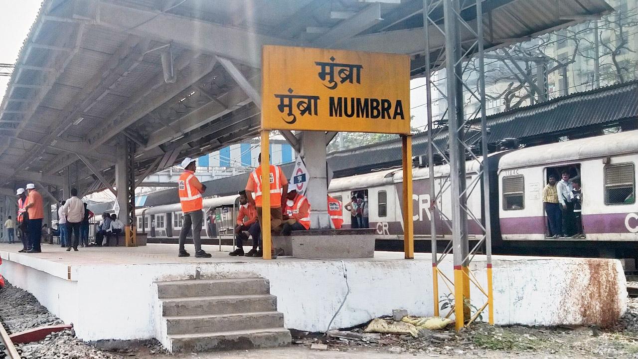 The earlier CSMT-bound slow platform, which was abutting the road and did not require climbing any bridge, has now been converted into a fast local train platform where trains do not halt
