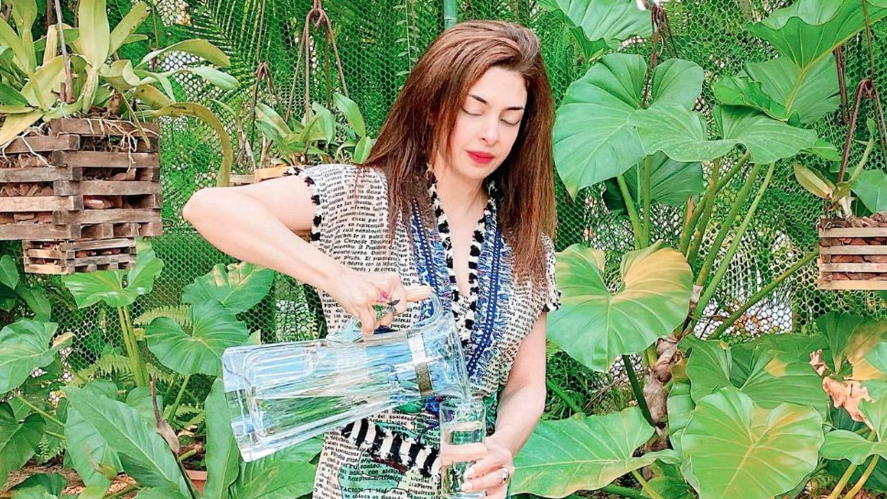 Nawaz Modi Singhania recommends having a minimum of two litres of water every day, closer to three being better. Room temperature alkalinated water is best
