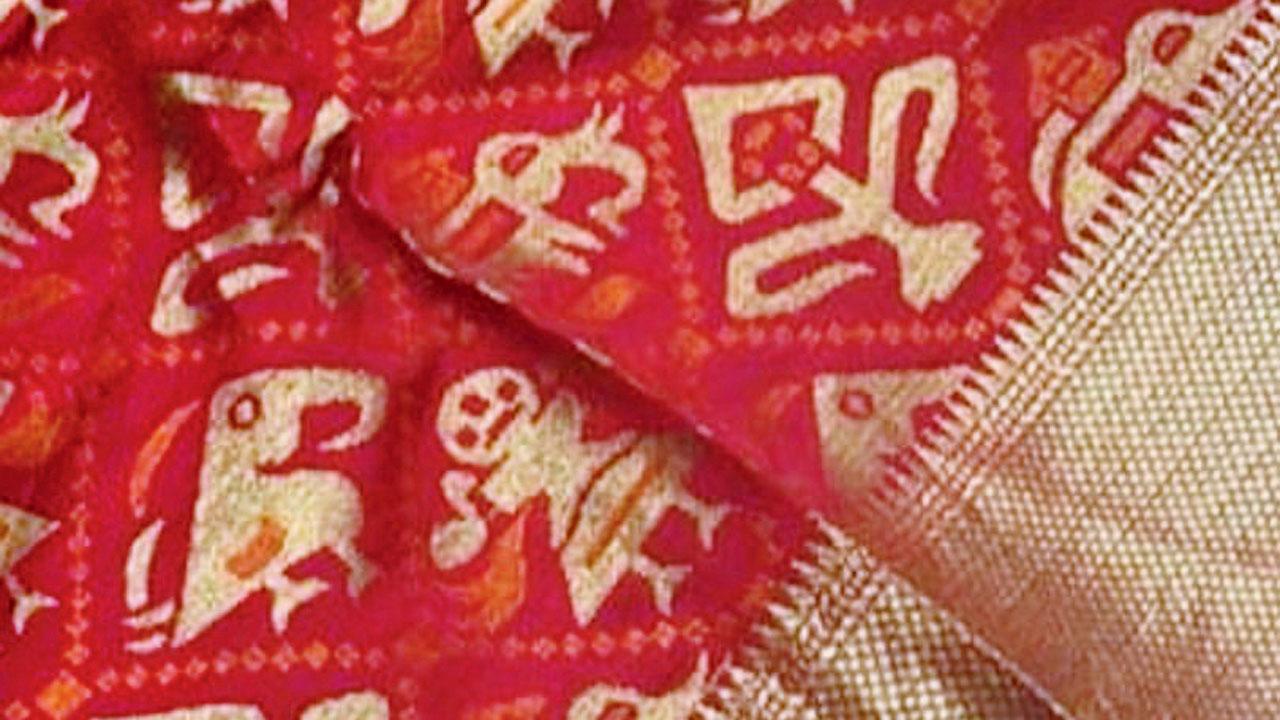 The play revolves around a Patan patola saree
