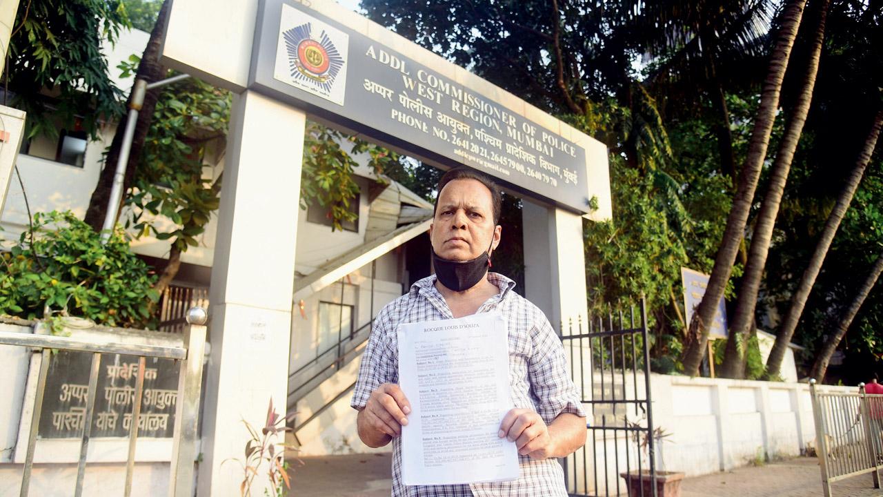 Outside the office of ACP, West Region, Mumbai, at Bandra, on January 17. Pics/Shadab Khan