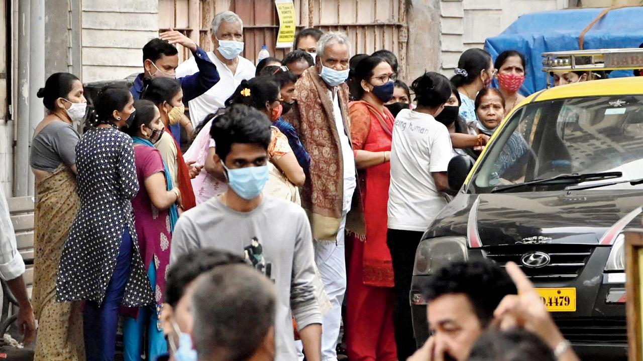 Kin of Purshottham Chopdekar, who lost his life in the Tardeo fire, arrive for his funeral on Sunday. Pic/Bipin Kokate