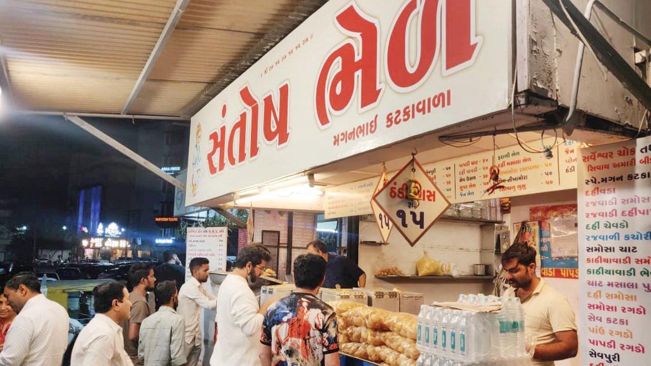 Street vendors who make bread katka (pieces) continue to see crowds