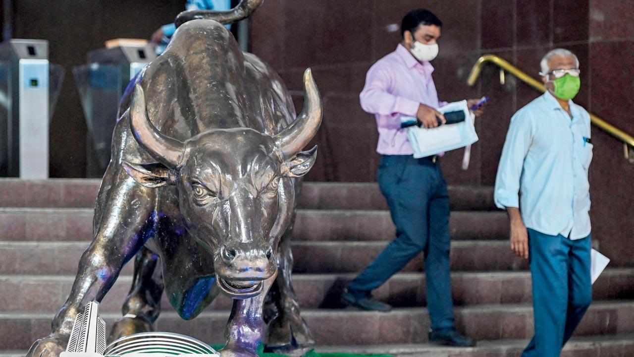 Sensex crashes 1,546 points; biggest plunge since Nov 26 People walk past the bronze statue of a bull at the entrance of Bombay Stock Exchange building at Fort on September 24, 2021. Pic/AFP