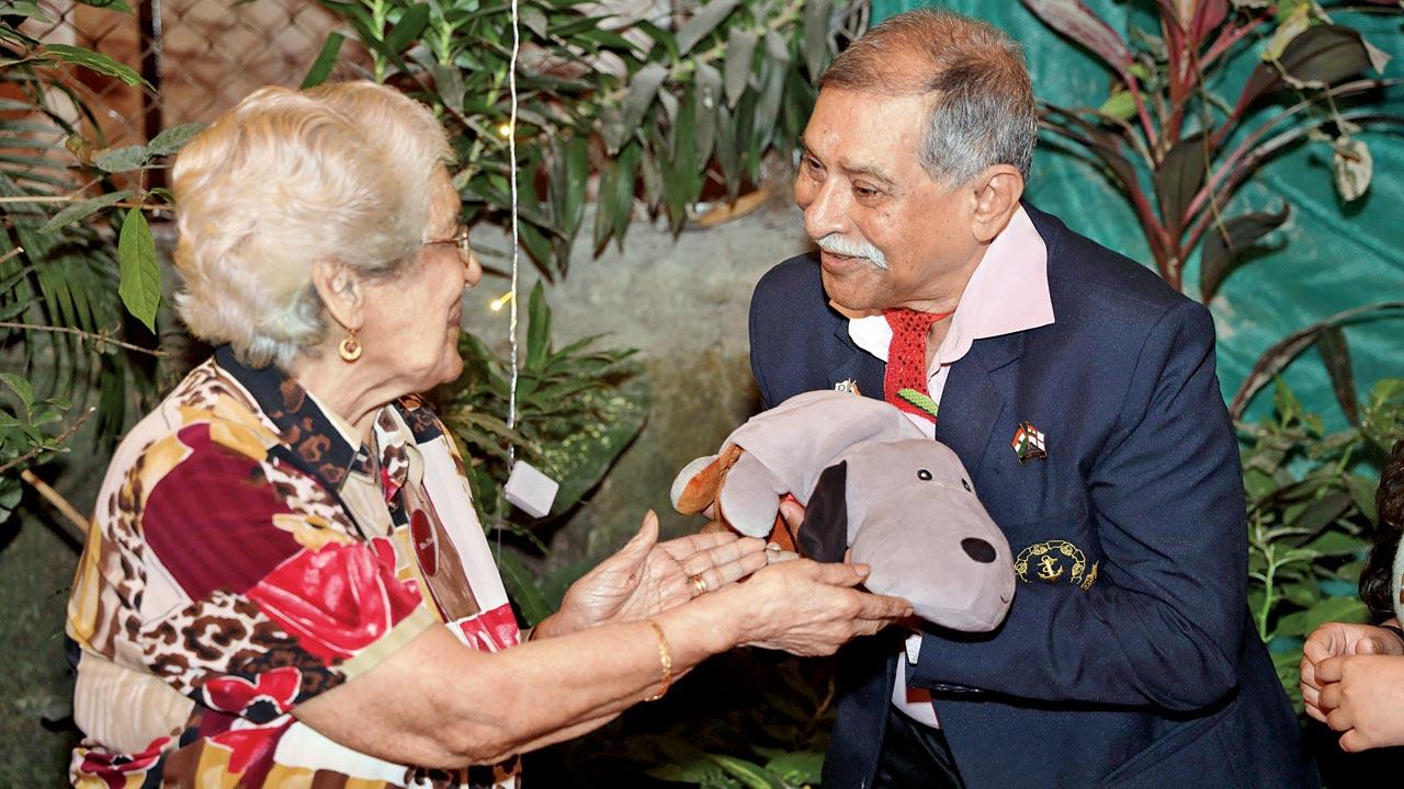 Joyce D’Mello and fellow grandpal Commander Sushanta Jana exchange gifts at a recent social meet-up for the grandpals organised by Naidu and his team