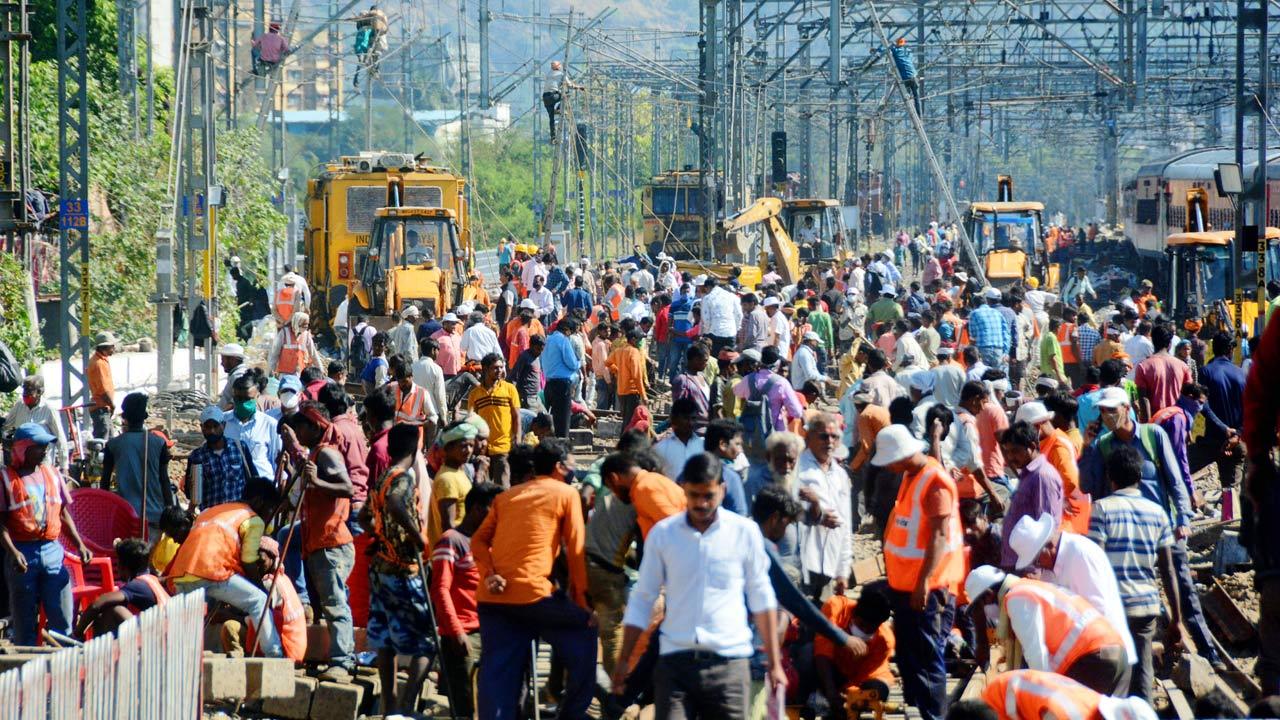 Around 800 labourers, staff and officers worked on site, in shifts continuously. Pic/Satej Shinde
