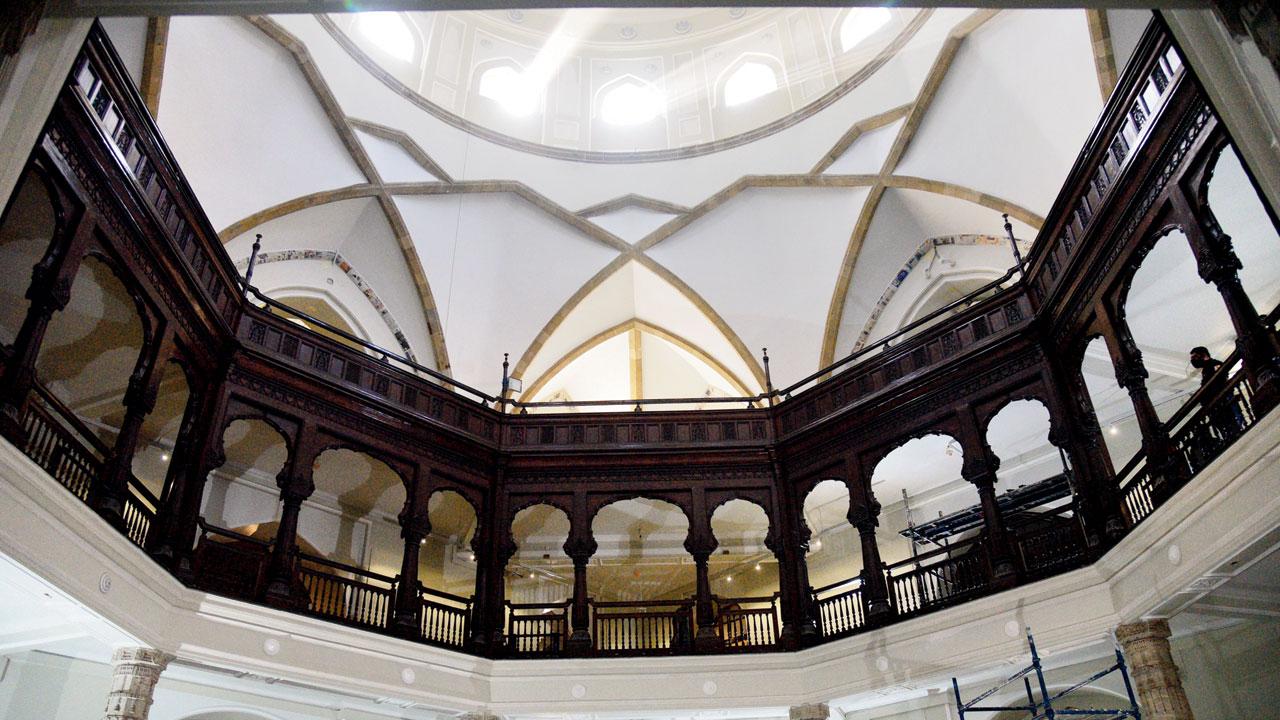 Natural light from the central dome dresses the interiors of the museum. Wittet integrated the original wooden arched pavilion brought from a royal wada in Nashik, as a circular railing on the first floor