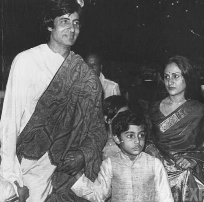 Amitabh Bachchan poses with wife Jaya Bachchan and Abhishek Bachchan at a function.