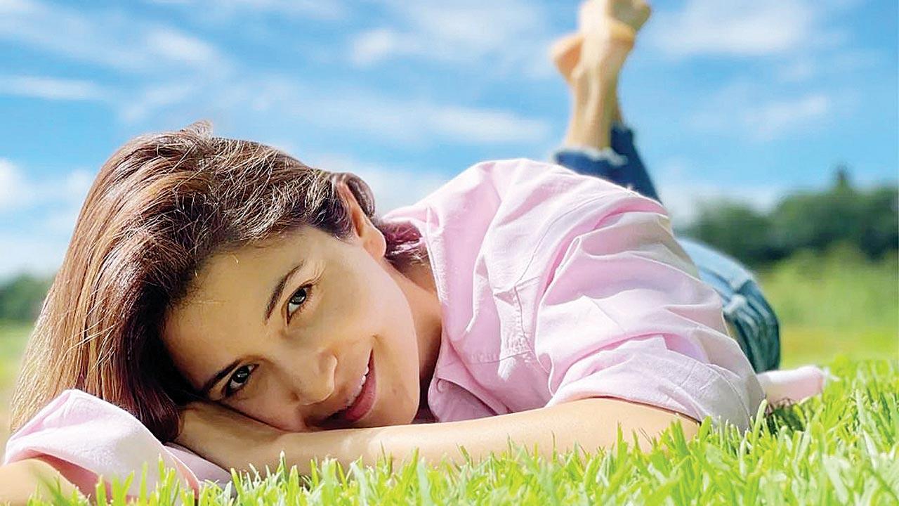 Virat Kohli's wife Anushka Sharma turns back photo clock
