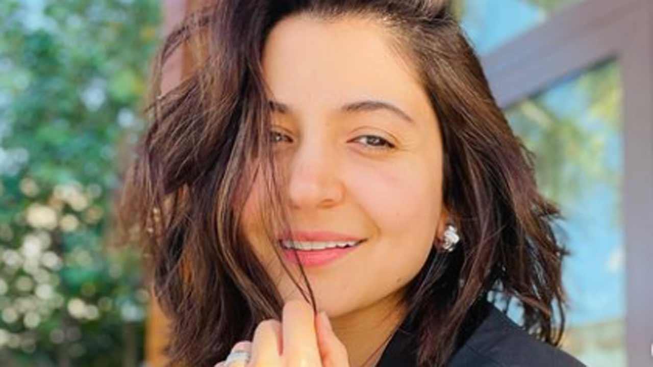 Anushka Sharma breaks silence after daughter Vamika's pictures go viral
Celebrity power couple Anushka Sharma and Virat Kohli have come out with a statement after their toddler daughter Vamika was photographed at a cricket stadium and the pictures are going viral on social media. Anushka said that she was caught off guard and did not know that the camera was on her and Vamika. Read the full story here.