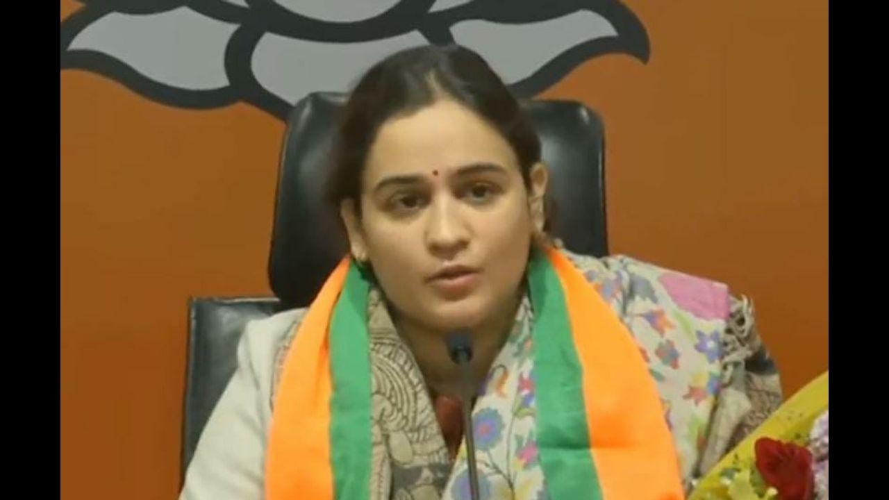 Mulayam Singh Yadav's daughter-in-law Aparna joins BJP