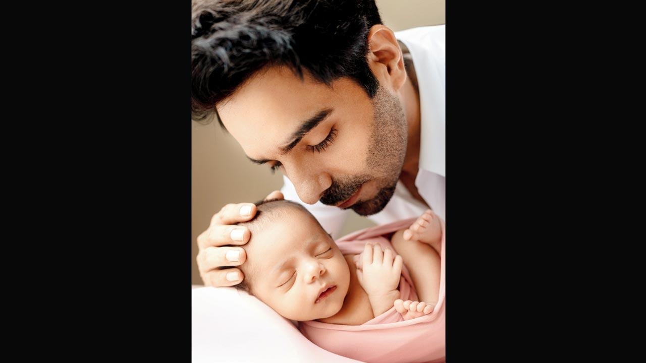 Aparshakti Khurana with daughter