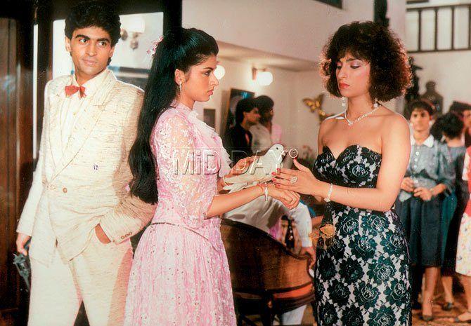 Her biggest success till date is Maine Pyar Kiya. Bhagyashree won the Filmfare Award for Best Female Debut for her role.
Pictured: Bhagyashree (in pink) with Mohnish Bahl and Parvin Dastur in a still from the blockbuster.
