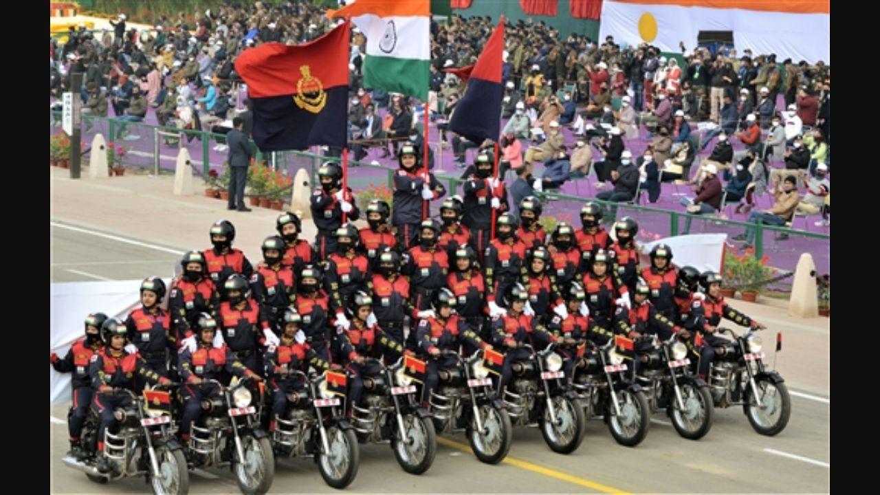 Border Security Force (BSF) women Dare Devils perform a stunt during the parade. Pic/Pallav Paliwal