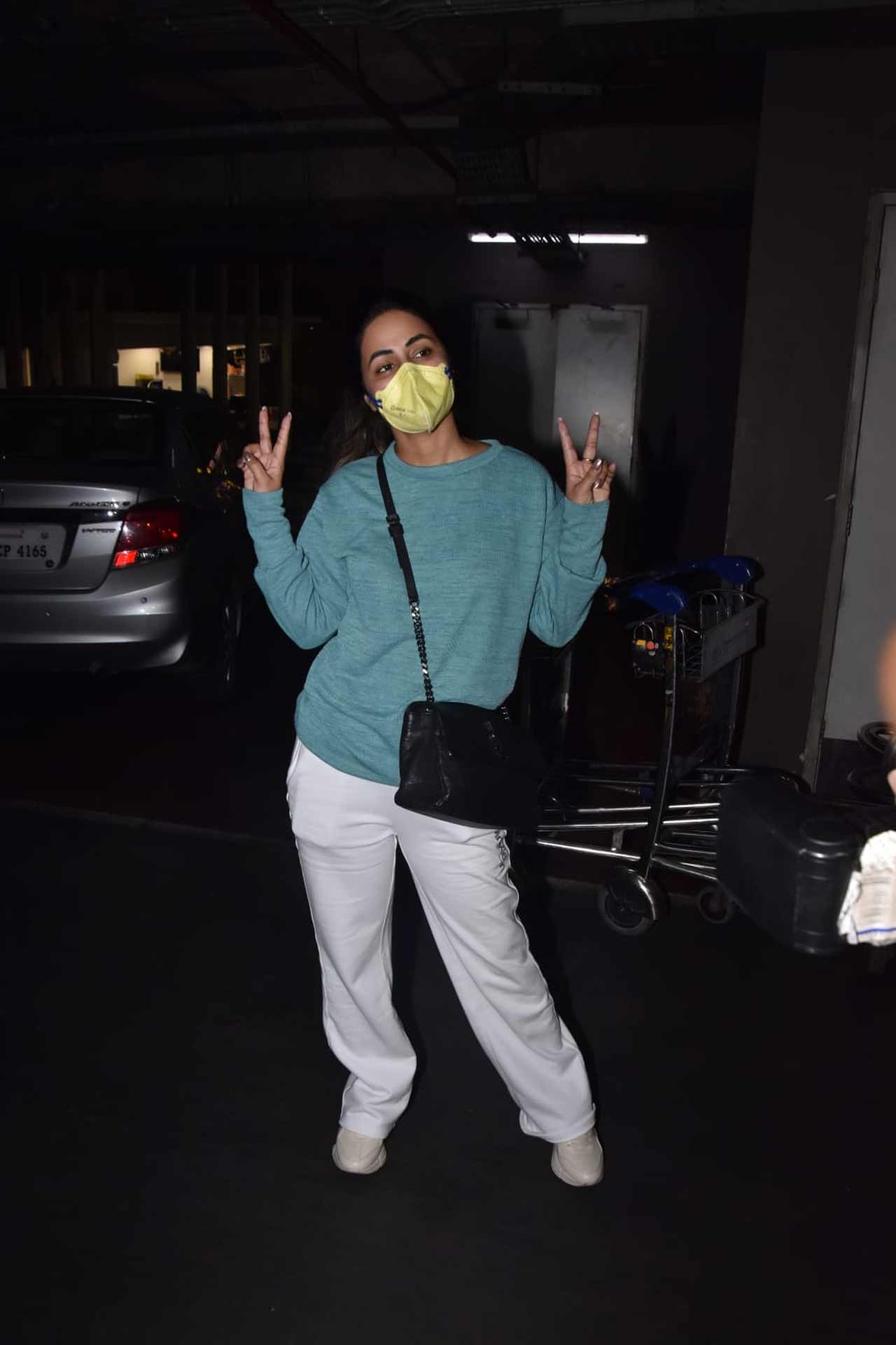 Hina Khan let off all her guards when clicked at the Mumbai airport. The actress happily posed for the shutterbugs when she was snapped on January 1, 2022. Hina was seen wearing white pants, paired with a blue coloured sweatshirt during the outing.