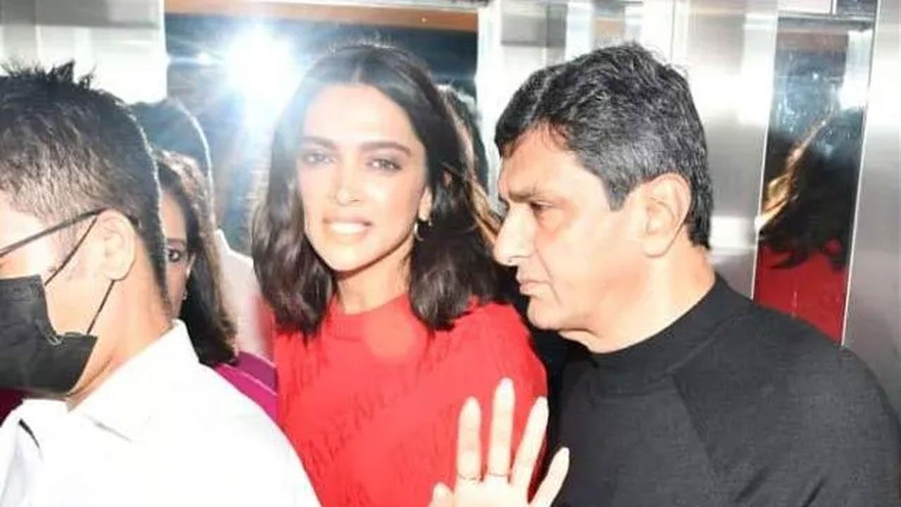 Ranveer Singh, Deepika Padukone, Anju Bhavnani, Jagdish Singh, Ujjala Padukone, Prakash Padukone and Ritika Bhavnani were snapped together at a dinner outing on the occasion of Christmas. Click here to see full gallery