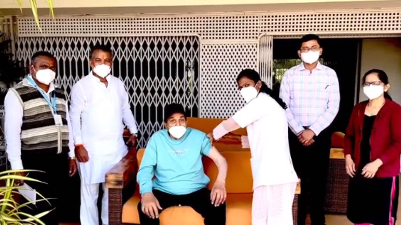 Dharmendra gets Covid-19 booster shot, urges fans to get vaccinated