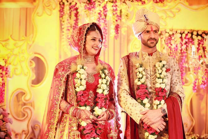 TV actors Divyanka Tripathi and Vivek Dahiya got hitched on July 8, 2016. After an eventful mehendi and sangeet ceremony, the Yeh Hai Mohabbatein actress exchanged wedding vows with actor beau Vivek Dahiya in a royal ceremony in her hometown, Bhopal.