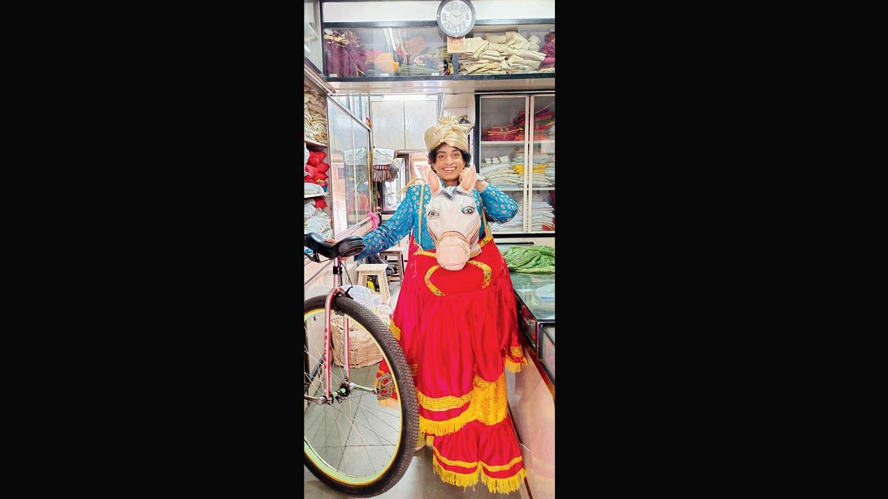 Imran Khan with his unicycle, sherwani and the puppet horse