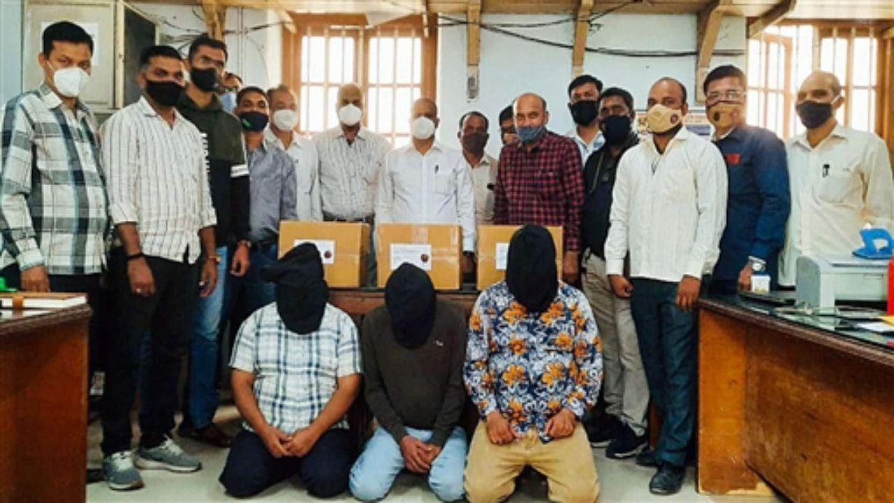 Mumbai Crime: Three held in Antop Hill with drugs worth Rs 16 crore
Three people were arrested from Antop Hill by the Mumbai Crime Branch on January 12 with drugs worth Rs 16 crore. According to the crime branch, based on specific information, three people were detained from the Antop Hill area and later taken into custody as they were found in a possession of 16.100 kg of synthetic drug Methaqualone worth Rs 16 crore. An FIR has been registered against the trio under relevant sections of the Narcotic Drugs and Psychotropic Substances (NDPS) Act