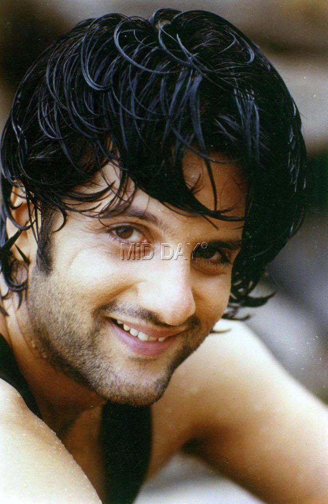 Born and raised in Mumbai, Fardeen went to Juhu's popular school - Jamnabai Narsee School, Mumbai. After completing his graduation in Business Management at the University of Massachusetts Amherst, Fardeen pursued an acting course from Kishore Namith Kapoor Acting School.
