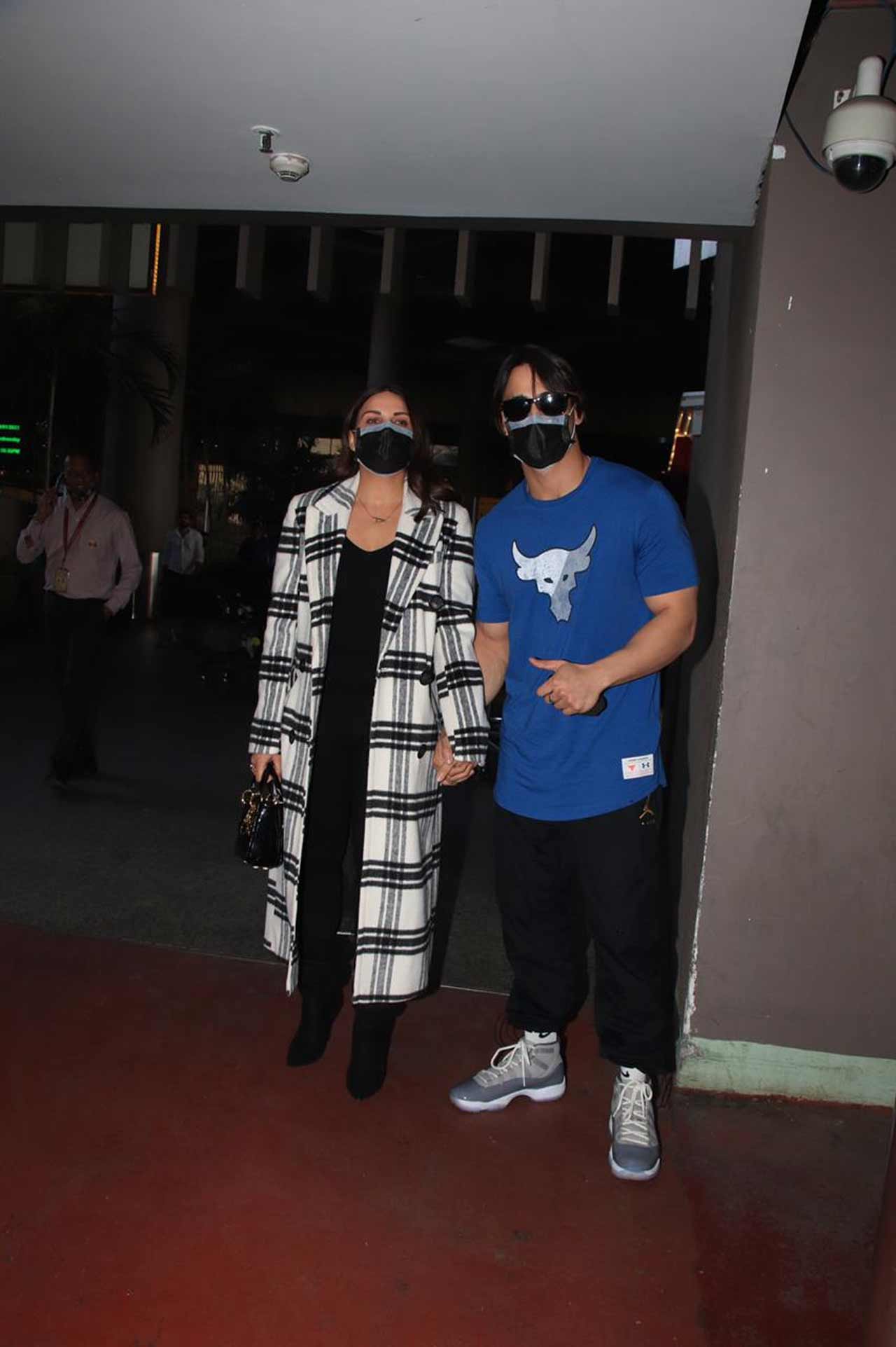 Himanshi Khurana and Asim Riaz were snapped by the shutterbugs at Mumbai airport. Himanshi was seen wearing an all-black casual outfit paired with a checkered trench coat. Asim Riaz sported an oversized blue t-shirt, paired with black joggers.