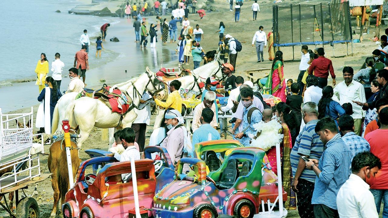 People visit Dadar chowpatty amid a surge in COVID-19 cases in the city, on Sunday. Pic/Atul Kamble