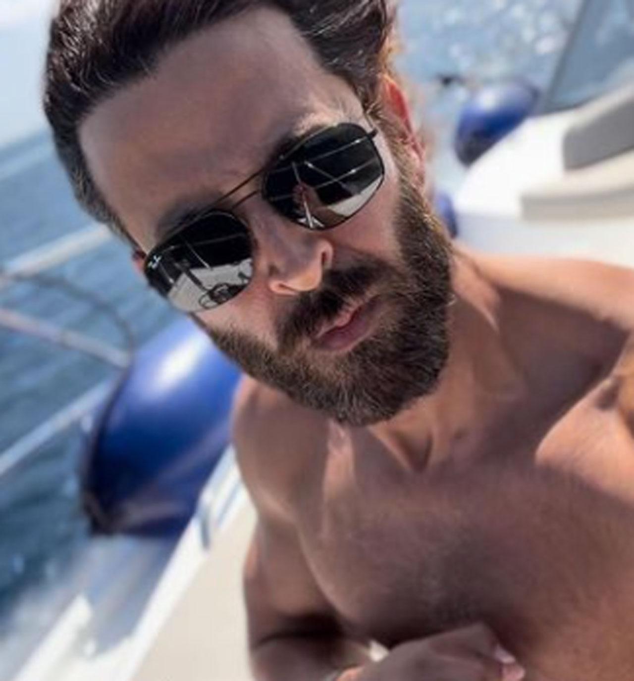 The Sizzling Selfie 
The last picture of 2021 that the actor shared on his Instagram account set the screens on fire for one and all. Shades and swagger on, what caught the eye was his ripped muscles and bulging shoulders. The man has just turned 48. But that’s just a number for him.