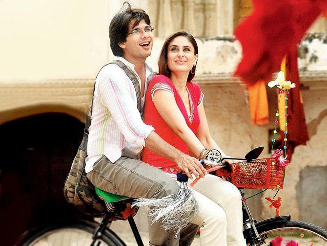 Jab We Met (2007): Imtiaz Ali's 'Jab We Met' (2007) also progresses through the theme of travel. The film starts with Kareena Kapoor Khan's train journey, where she meets Shahid Kapoor.