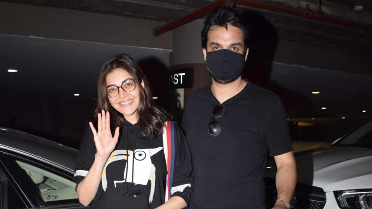 Kajal Aggarwal and Gautam Kitchlu clicked at Mumbai airport
It seems like Kajal Aggarwal and Gautam Kitchlu are out for a babymoon. The duo was snapped together twinning in black outfits at the Mumbai airport. We have pictures