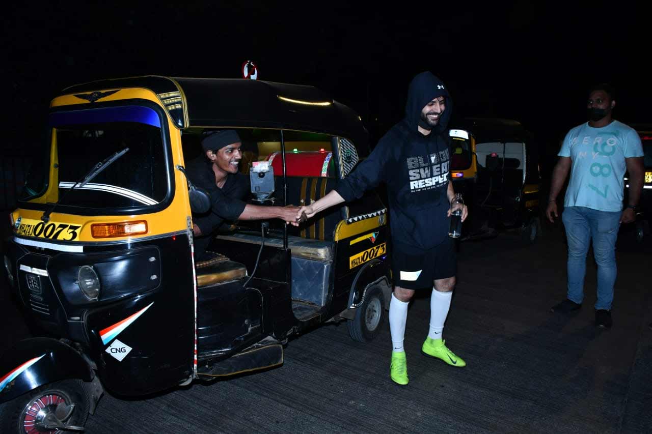 Kartik Aaryan was caught off guard in the city! The actor, who was been practising his football skills in Mumbai, was snapped taking an auto-rickshaw drive on the streets. He also thanked the person who dropped him at the desired location.