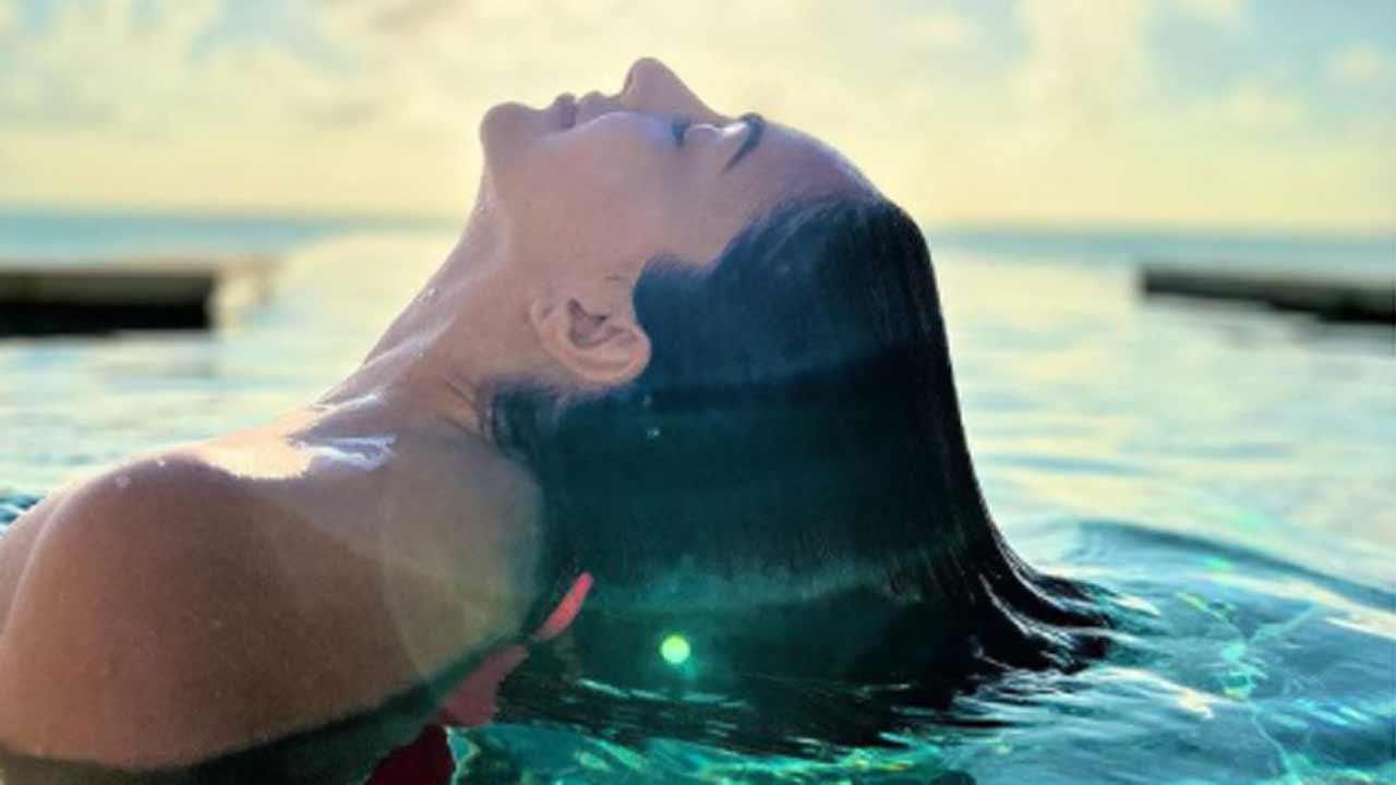 Samantha Ruth Prabhu goes 'wow' as Kiara Advani takes a dip in the pool
Bollywood actor Kiara Advani has put out a stunning new picture of herself on social media. Taking to her Instagram handle on Friday, the 'Shershaah' actor posted a snap in which she can be seen taking a dip in a pool, with her eyes shut and the bright sun in the background. Check out the entire story here.