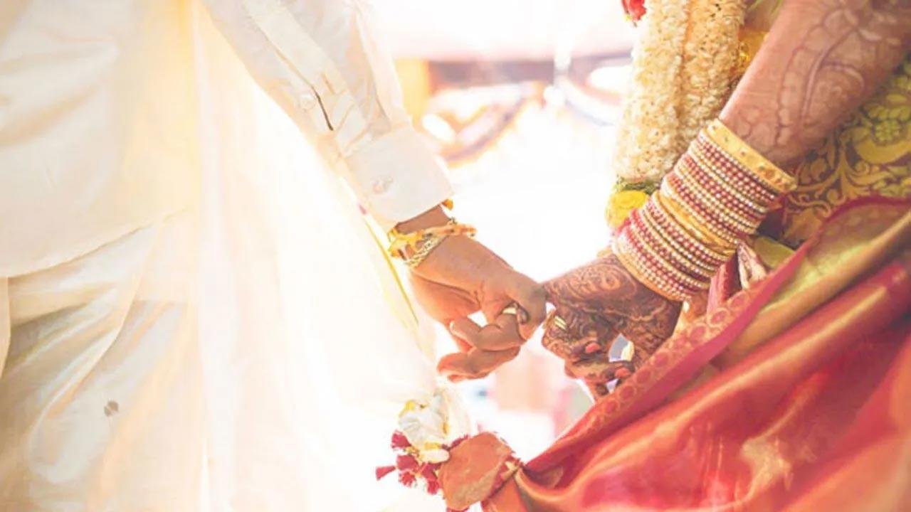 Weddings solemnised in front of closed TN temple on lockdown day