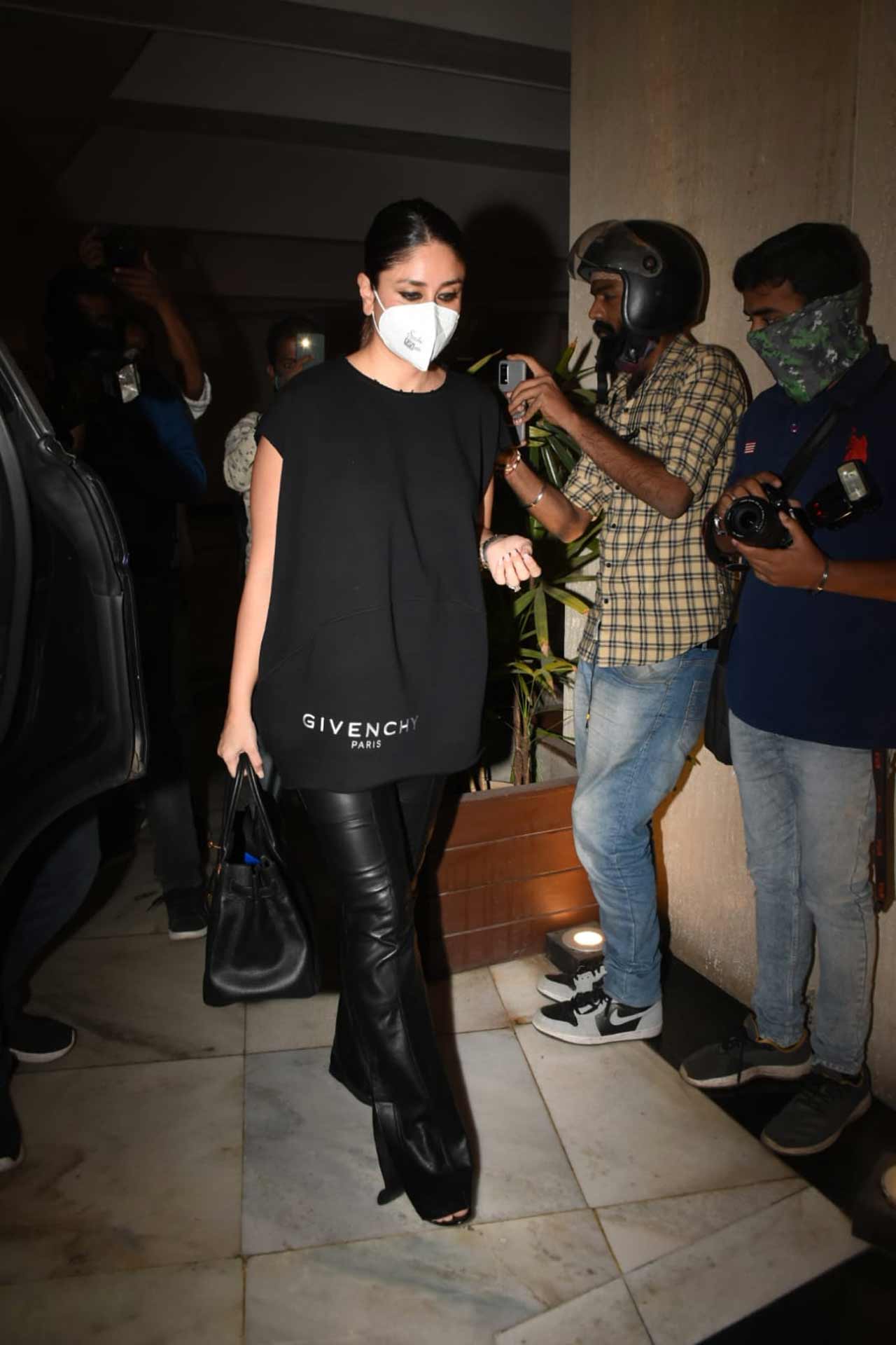 Kareena Kapoor stunned in black leather pants, paired with a black basic tee during the outing. On the other hand, Malaika Arora was seen twinning with her BFF in all-black casual wear.