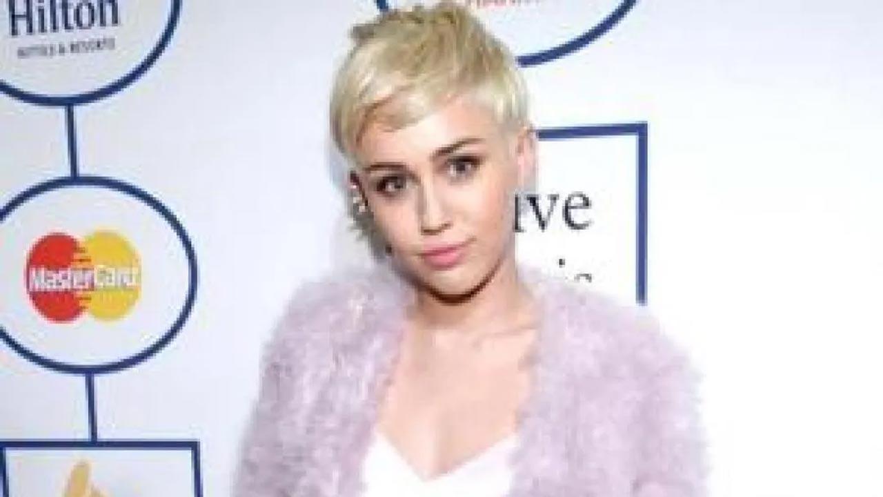 Here's how Miley Cyrus dealt with wardrobe malfunction during New Year's performance