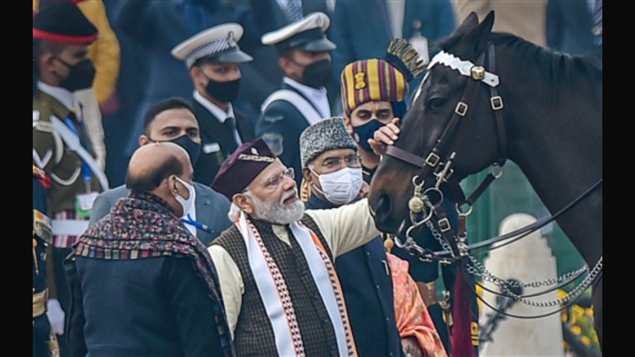 PM Narendra Modi caresses a horse of the President's Bodyguard, as President Ram Nath Kovind, Defence Minister Rajnath Singh look on, after the Republic Day Parade 2022, at the Rajpath. Pic/PTI
