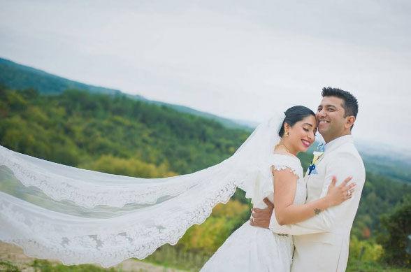 Neha Bhasin-Sameer Uddin: Singer Neha Bhasin tied the knot with music composer Sameer Uddin in Tuscany in Italy. The two, who have known each other for over four years, married on October 23, 2016, in the presence of family and friends. Bhasin met him during the recording of the romantic single 'Tera Mera', composed by Uddin.