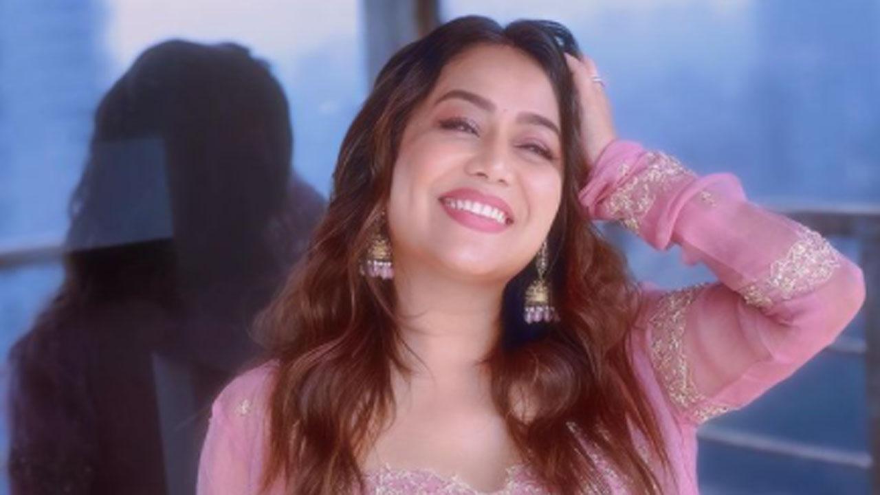 Neha Kakkar Real Sex Video - Neha Kakkar performs on Pushpa's song 'Oo Antava', husband Rohanpreet Singh  drops a reaction