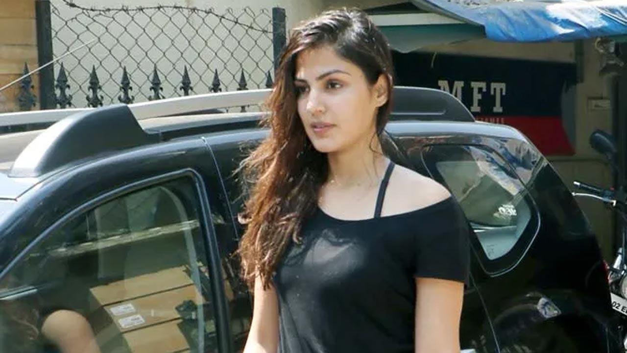 Actor Rhea Chakraborty has an important message for all the girls out there. On Saturday, Rhea took to Instagram Story and urged girls to not fall into the trap of Instagram beauty and filters. Read full story here