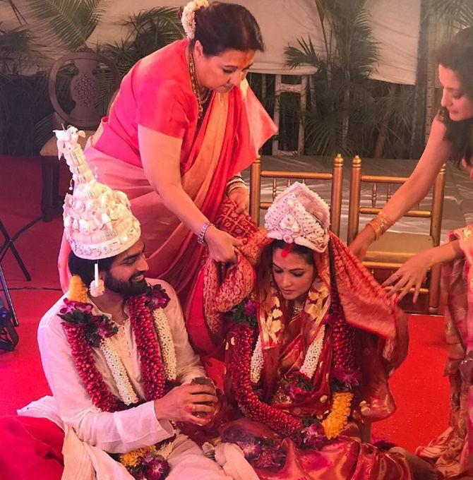 Riya Sen-Shivam Tiwari: Bollywood actress Riya Sen married her long-time boyfriend Shivam Tiwari in a hush-hush ceremony in Pune on August 17, 2017. The wedding was attended by family and close friends. Raima Sen shared a photo from the wedding and bride Riya Sen looked absolutely gorgeous!