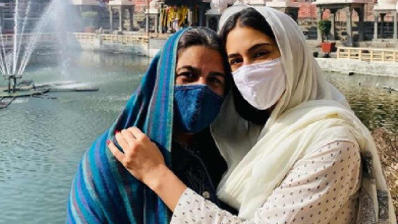 Sara Ali Khan, Amrita Singh seek blessings at Khajrana Ganesh temple in Indore