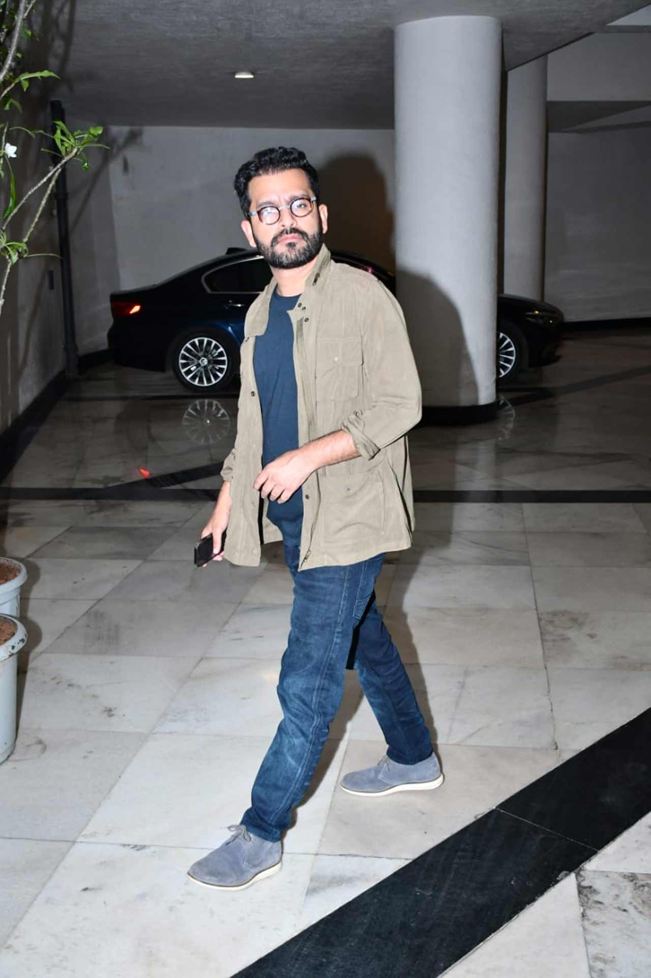 Shakun Batra posed for the shutterbugs when snapped at Manish Malhotra's residence.