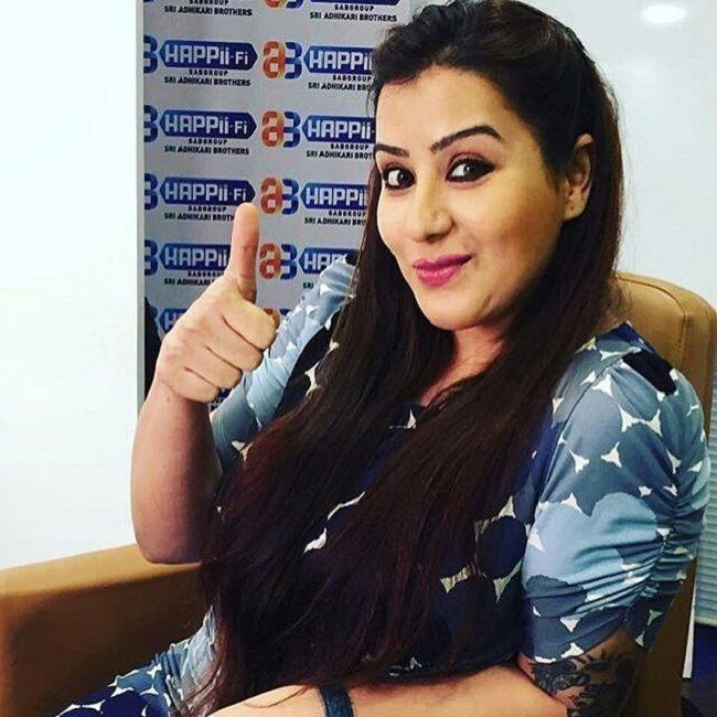 Shilpa Shinde became a household name in 2015 with the popular TV series Bhabhiji Ghar Par Hai. This light-hearted comedy show was a hit with viewers and everyone liked Shilpa's performance as the lead. Shilpa played the character of Angoori Bhabhi on the show but decided to leave the series in 2016 after having several issues with the makers and accusing them of mentally torturing her. Interestingly, Shubhangi Atre, who earlier replaced her in Chidiya Ghar, was brought on board as Shilpa's replacement.
