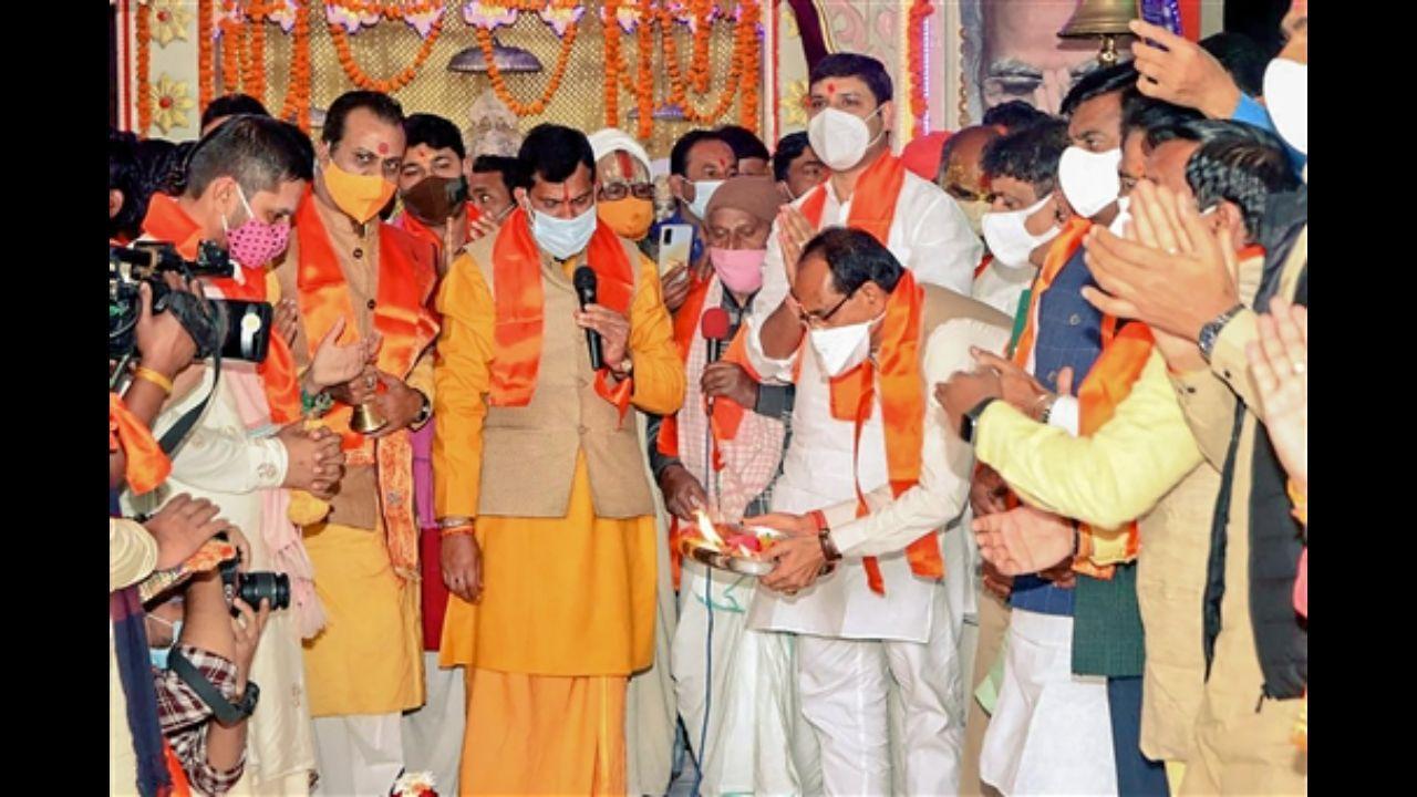 MP CM Shivraj Singh Chouhan performs special prayers for long life of PM Modi after security lapses in Punjab
