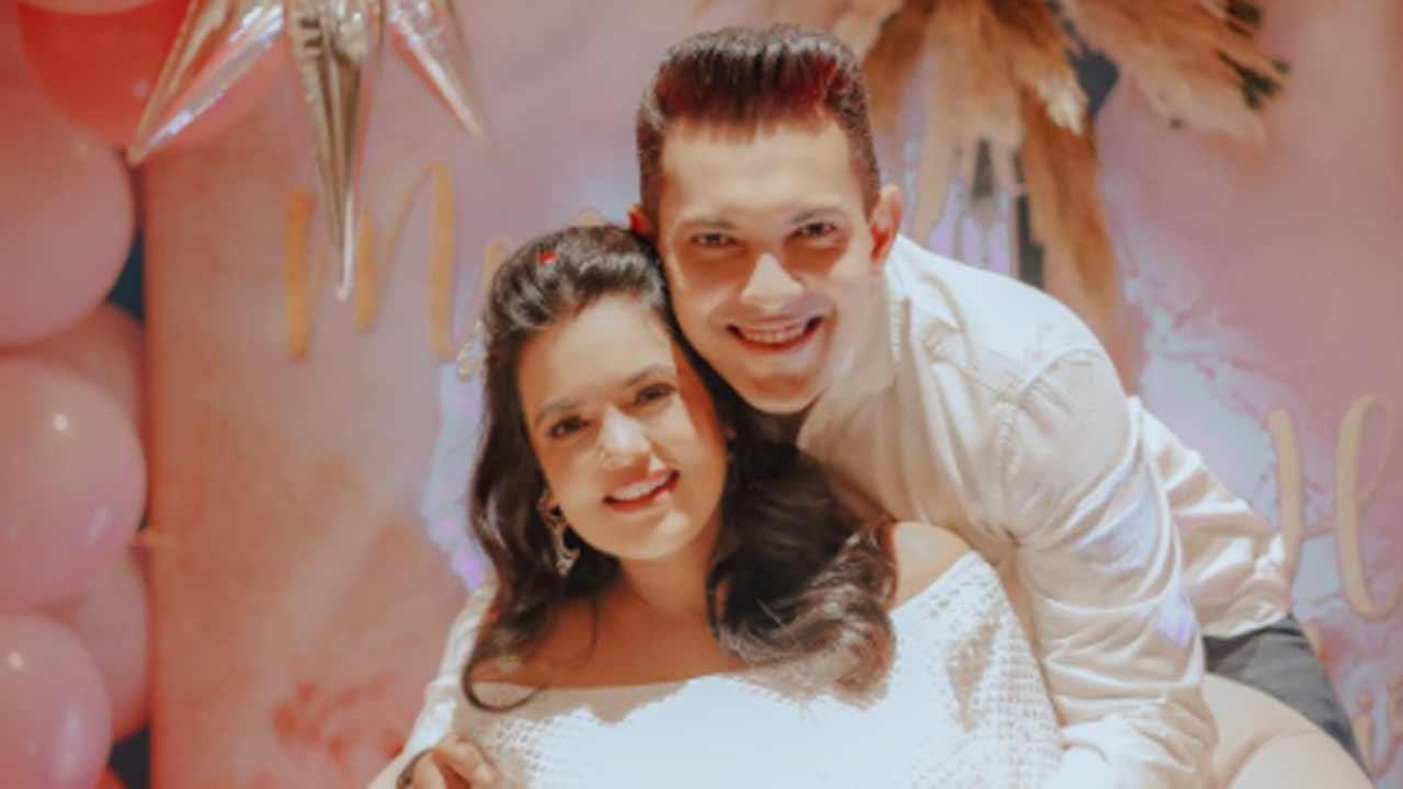 Shweta Agarwal looks like an angel in her baby shower pictures; Aditya Narayan is all hearts