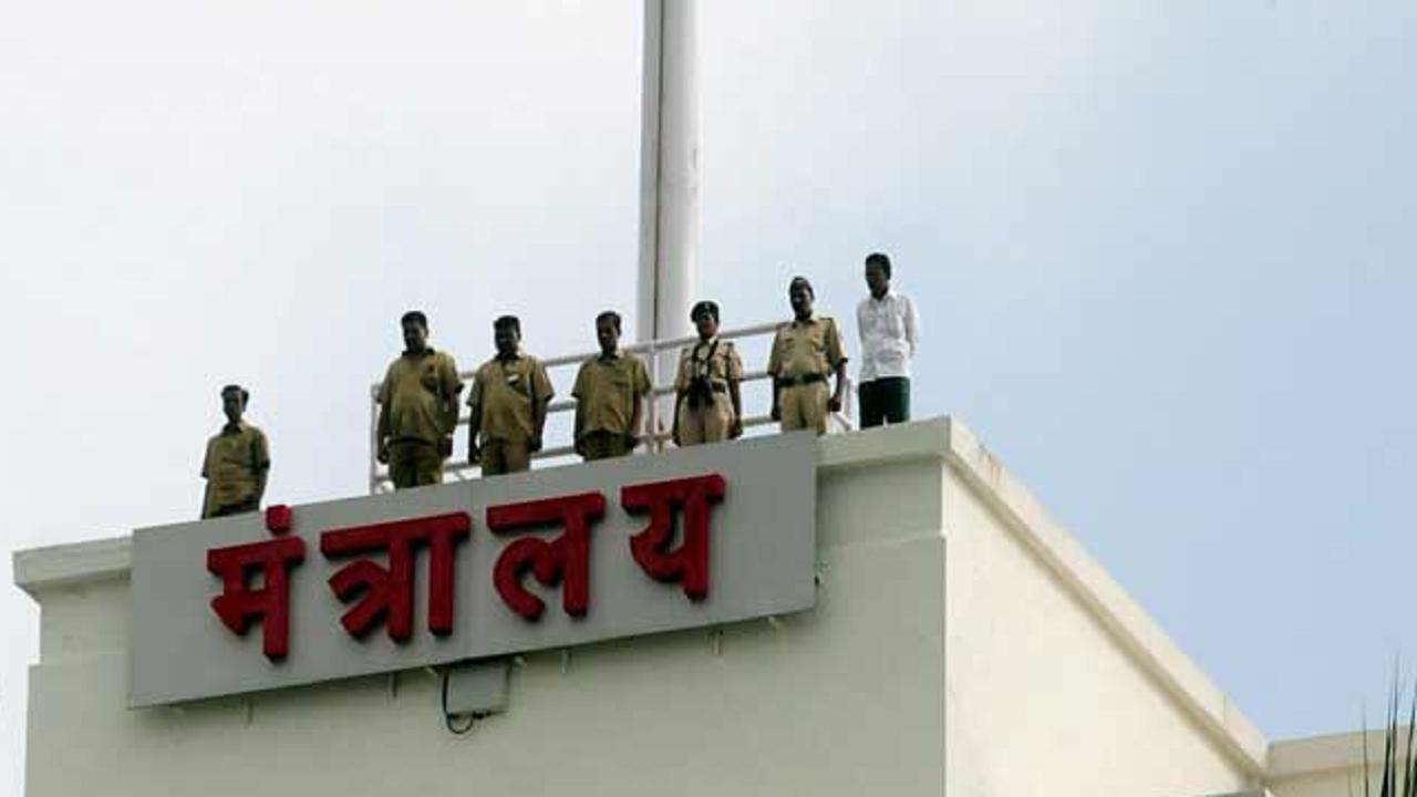 Sweepers, sanitation workers detained for protest near Mantralaya