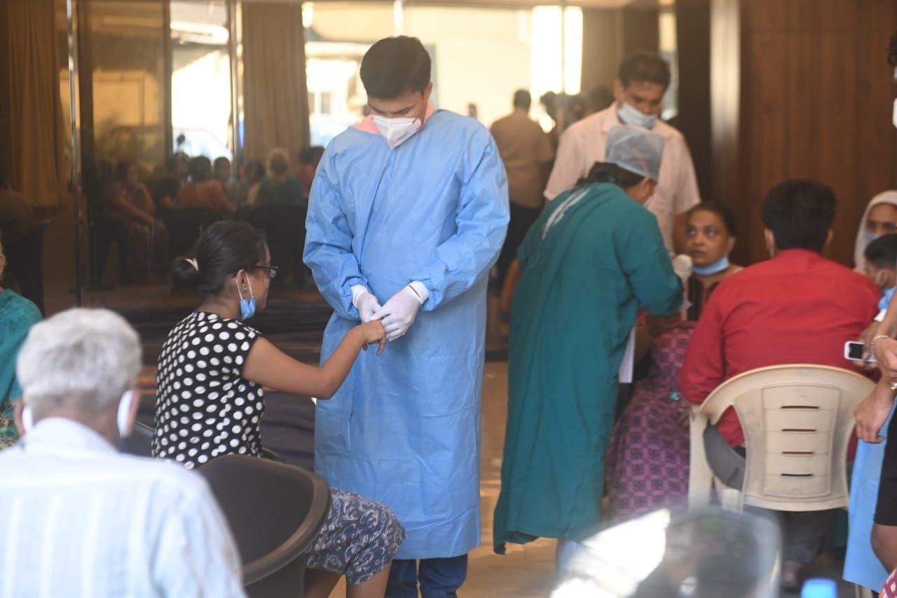 Soon after the fire broke out on the 18th floor, residents started running out with their family members. Pic/Bipin Kokate