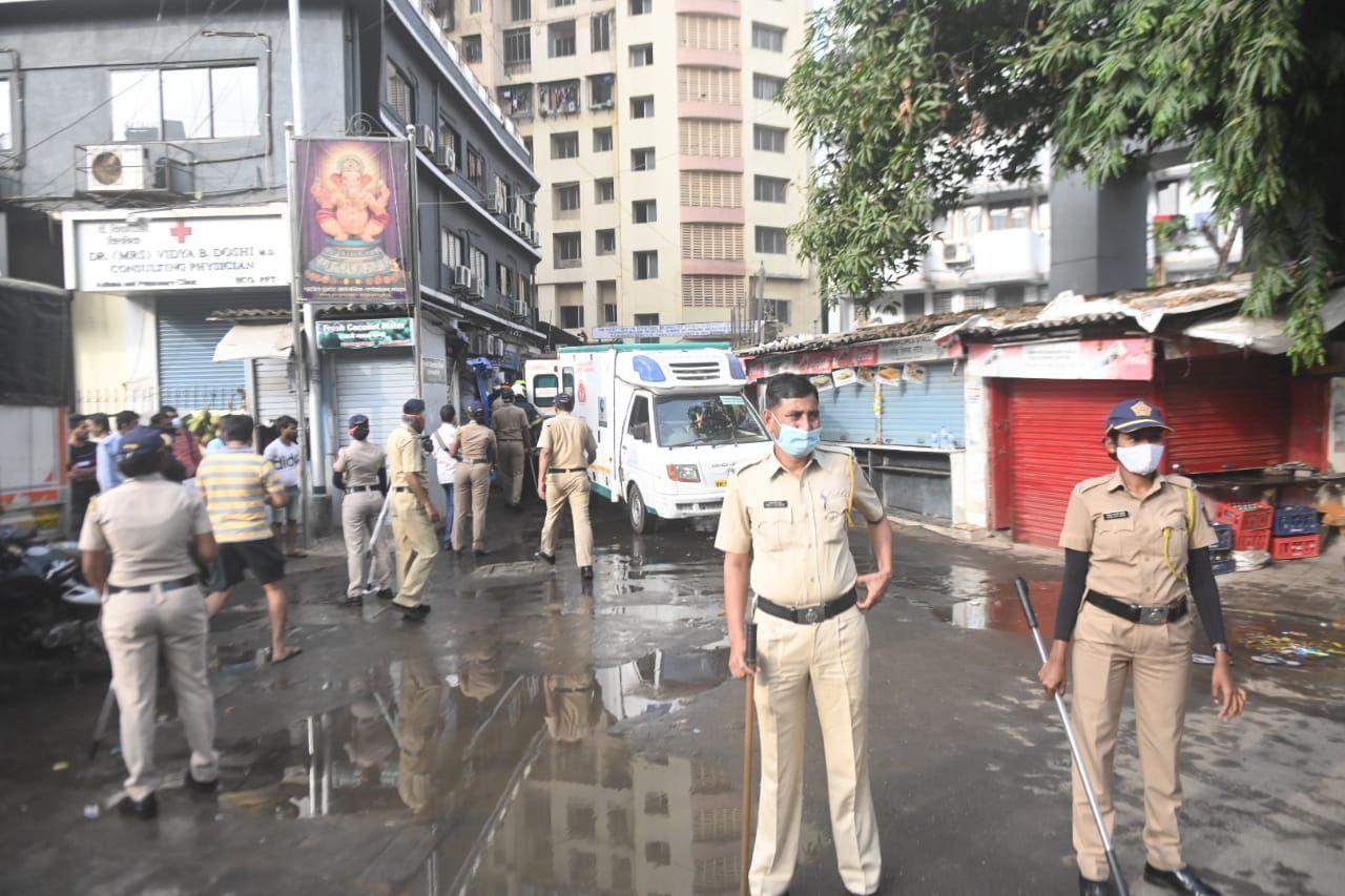 Mumbai police deployed at Kamala building in Tardeo, Mumbai. Pic/Bipin Kokate