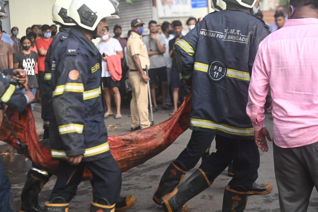 The fire broke out on its 18th floor. On being alerted, the fire brigade personnel and police rushed the spot. Pic/Bipin Kokate