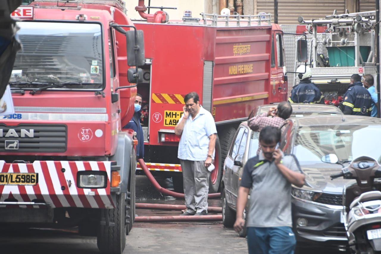 Thirteen fire engines, seven water jetties, among others, are involved in the firefighting operation. Pic/Bipin Kokate
