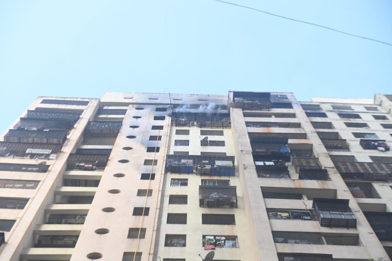 The blaze erupted around 7 am in Kamala building located opposite Gandhi Hospital at Gowalia Tank, the official BMC said. Pic/Bipin Kokate
 
